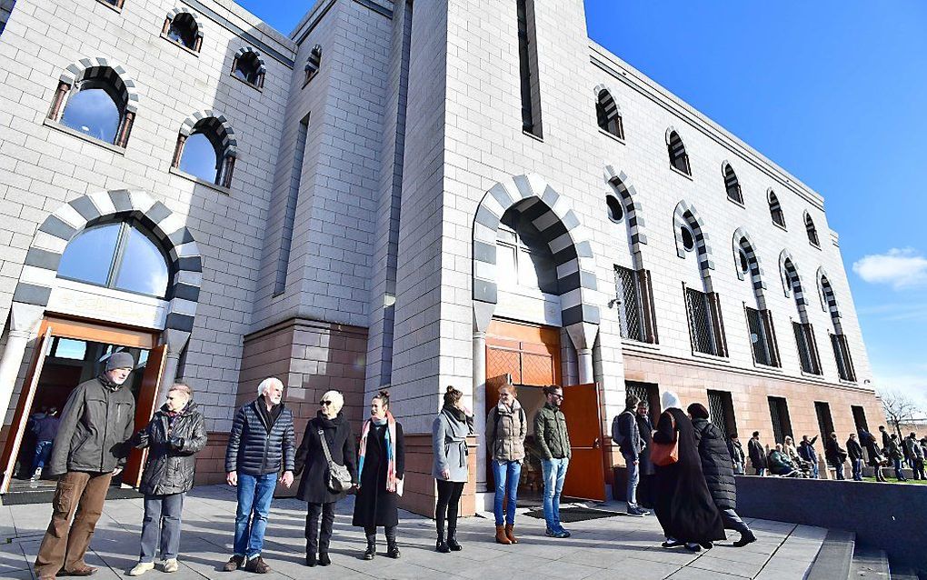 Christenen houden toezicht tijdens het middaggebed. beeld ANP