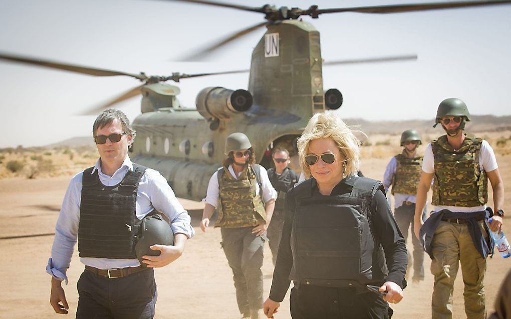 Minister Hennis van Defensie (r.) in Mali. beeld ANP, Evert-Jan Daniels