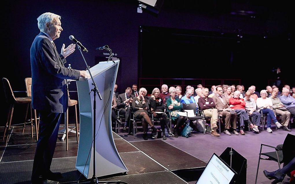 Oud-D66-leider Terlouw voert het woord tijdens het NVVE-publieksdebat. beeld ANP, Martijn Beekman