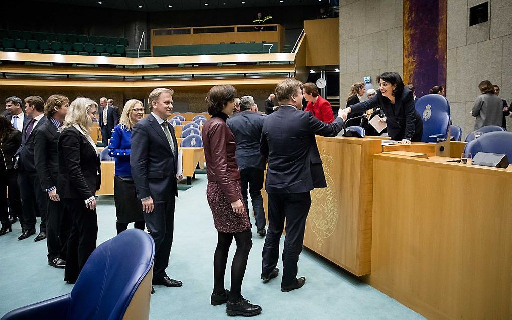 Kamerleden schudden Kamervoorzitter Arib de hand na de laatste stemmingen donderdagvond. De Kamer is nu met verkiezingsreces. beeld ANP, Bart Maat