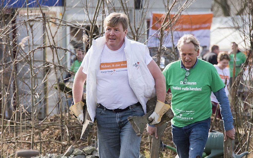 In het kader van de vrijwilligersactie NLdoet stak de koning de handen uit de mouwen in de Buurttuin in Breda. beeld ANP