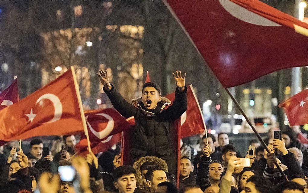 Turken demonstreren bij het Turkse consulaat aan de Westblaak. Minister Fatma Betul Sayan Kaya van Familiezaken werd daar de toegang tot het consulaat geblokkeerd. De Turkse bewindsvrouw wilde daar een toespraak houden over het Turkse referendum. beeld AN