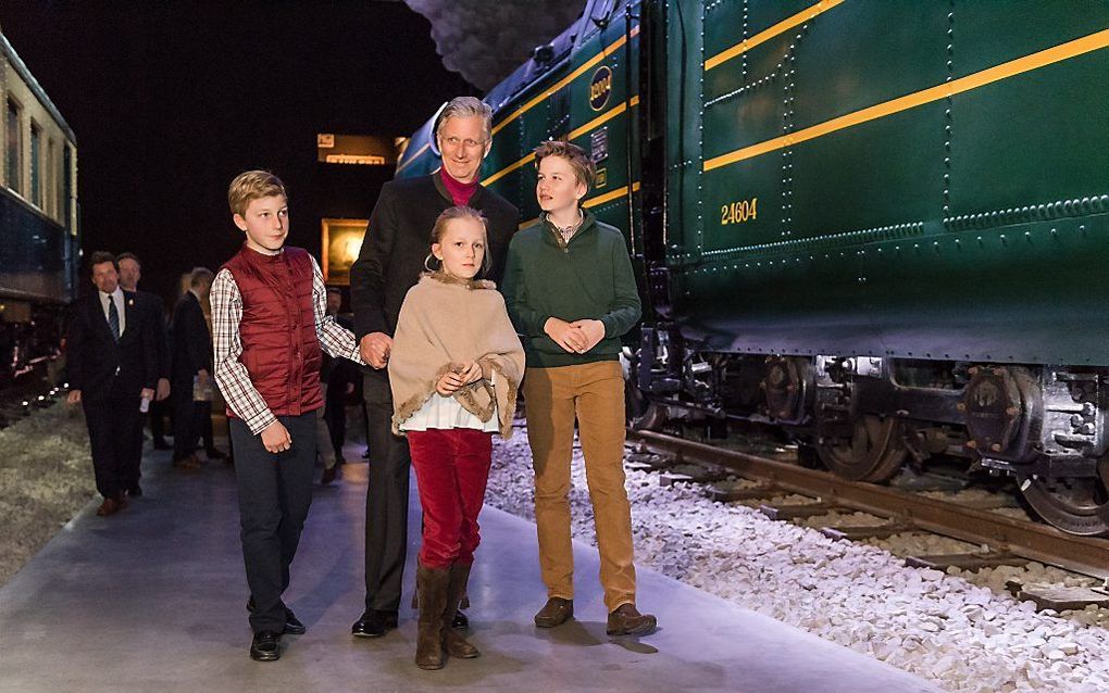 Koning Filip met zijn kinderen Gabriel, Eleonore en Emmanuel in het Train World Museum in Brussel. beeld EPA