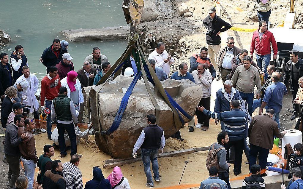 Het standbeeld dat archeologen recent in Egypte, in een sloppenwijk van Caïro, hebben ontdekt. Het zou Ramses II voorstellen. beeld EPA