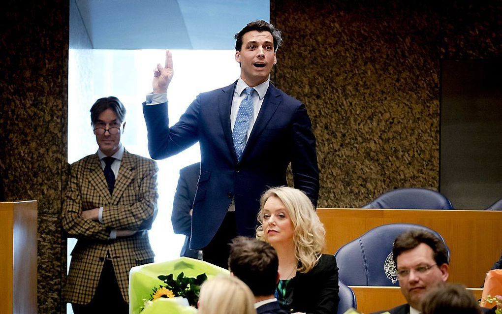 Nieuwkomer in de Kamer Baudet (fractievoorzitter van Forum voor Democratie) legt bij zijn installatie als volksvertegenwoordiger de eed af. beeld ANP, Remko de Waal