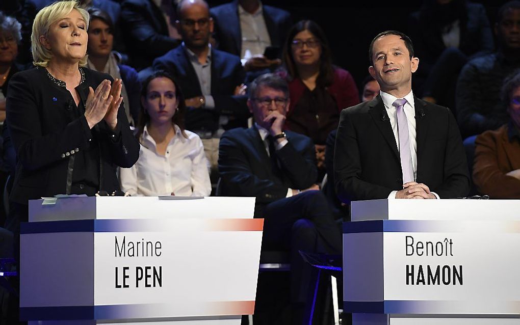 PARIJS. Het tweede tv-debat tussen kandidaten voor het Franse presidentschap kruisten Front National-kandidaat Marine Le Pen (links) en haar rivaal van de Franse socialisten Benoit Hamon (rechts) de degens.  EPA. Lionel Bonaventure