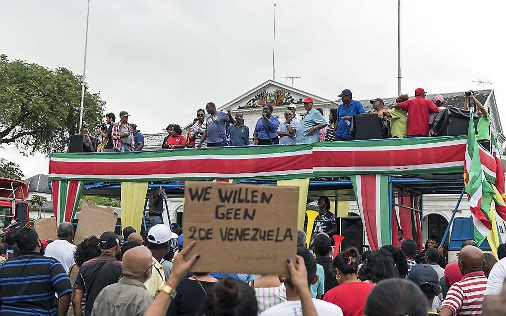 Demonstranten tijdens een protest tegen het beleid van president Desi Bouterse. Ze eisen onder meer dat de regering de recente verhoging van de brandstofprijs terugdraait. ANP PIETER VAN MAELE