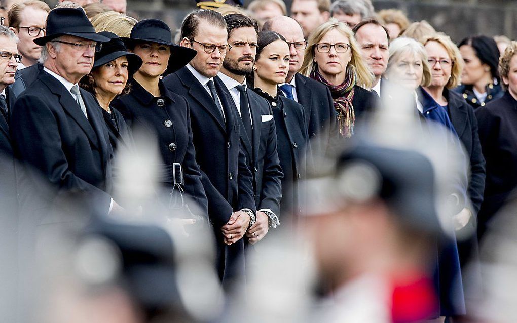 De Zweedse koning Carl Gustaf (L), koningin Silvia (2L), kroonprinses Victoria (2R), prins Daniel, prins Carl Philip en prinses Sofia nemen deel aan de ceremonie voor de slachtoffers van de aanslag met een vrachtwagen in Stockholm op 7 april 2017. beeld A