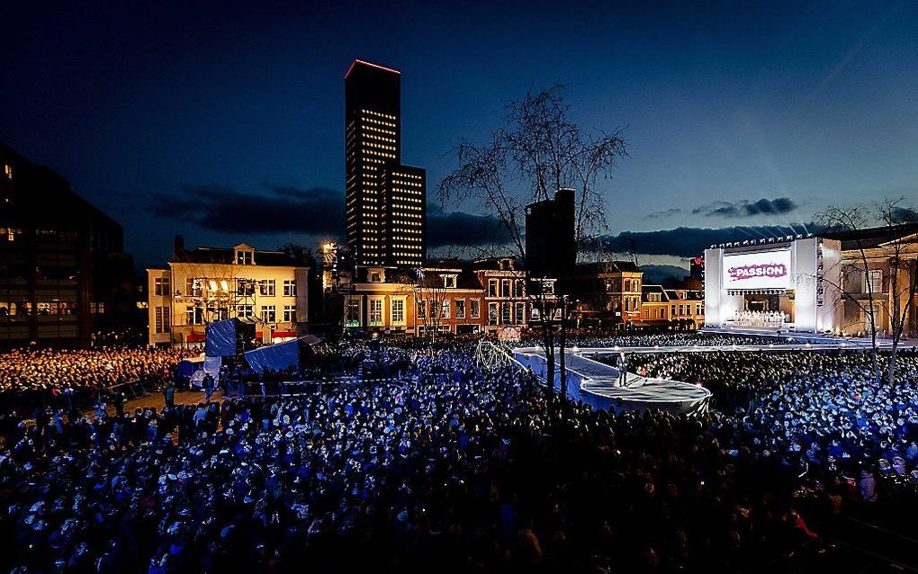 Sfeer op het Wilhelminaplein in Leeuwarden tijdens de zevende editie van The Passion van de Evangelische Omroep (EO). Aan de hand van bekende Nederlandstalige popnummers vertelt The Passion het verhaal van het lijden, sterven en de opstanding van Jezus. b