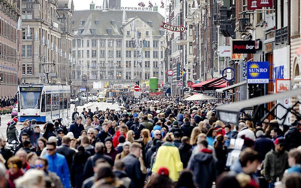 Op het Amsterdamse Damrak is het op tweede paasdag wél druk. beeld ANP