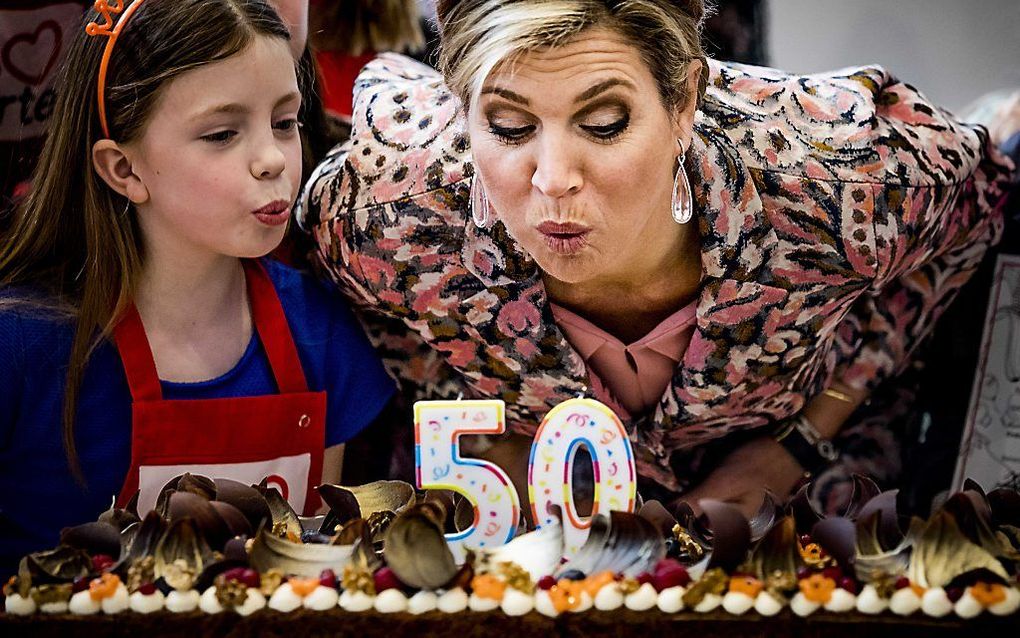 Koningin Máxima blaast kaarsjes uit tijdens de opening van de vijftigste Resto VanHarte. beeld ANP