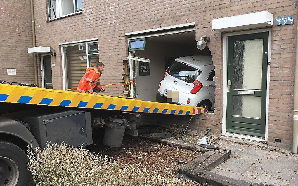 Een automobiliste uit Helmond is donderdag de woonkamer van een huis binnengereden. beeld ANP