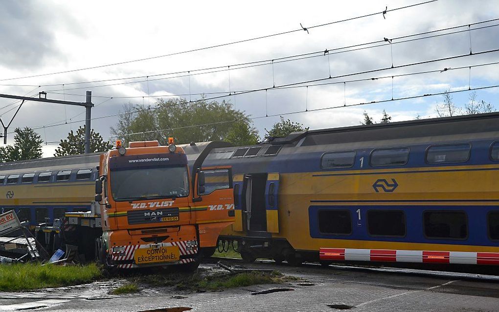 In Wouw, bij Roosendaal, is vrijdagochtend een passagierstrein op een dieplader gereden. beeld ANP