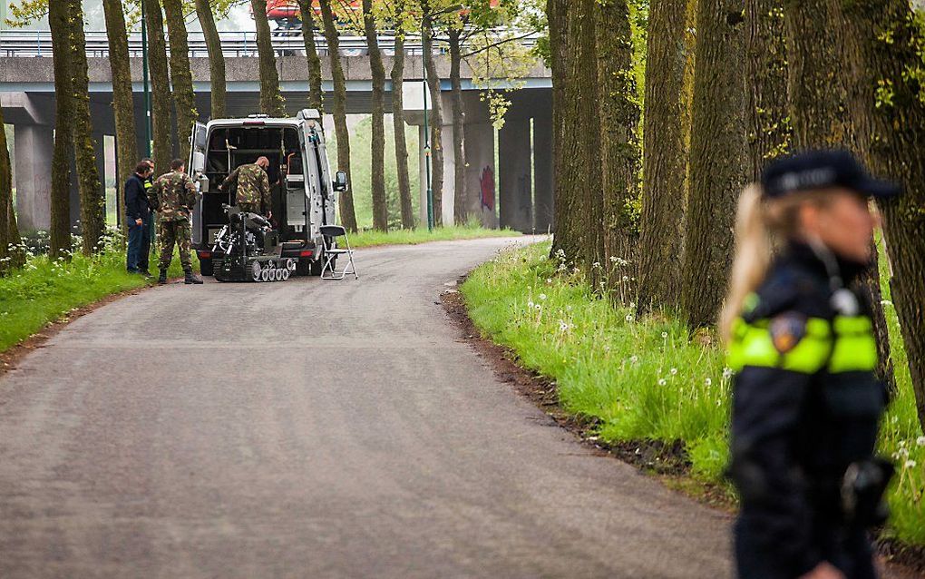 Het mogelijke explosief ligt bij het Hooglandse Jaagpad aan de Hollandsche IJssel, tussen Nieuwegein en IJsselstein. beeld ANP