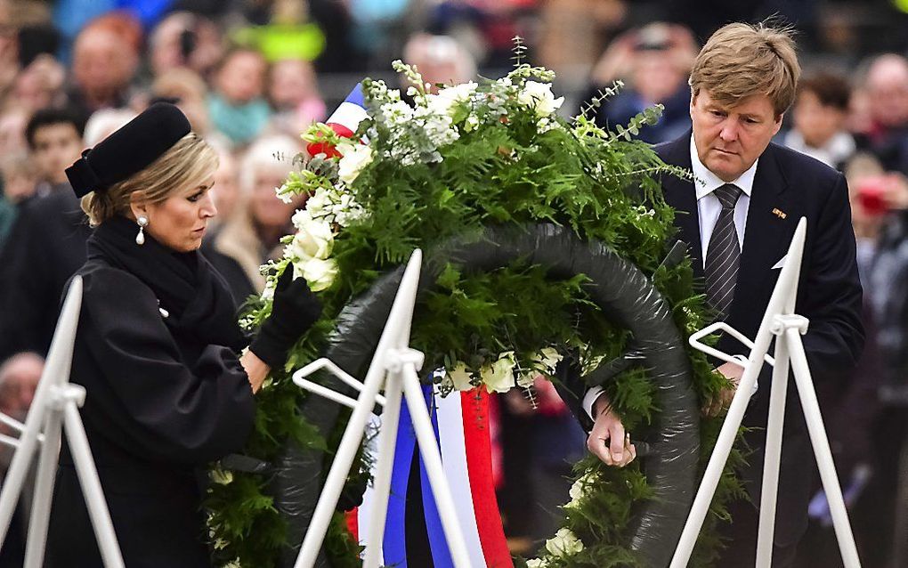 Koning Willem-Alexander en koningin Máxima leggen de eerste krans tijdens de Nationale Herdenking op de Dam in Amsterdam. beeld ANP