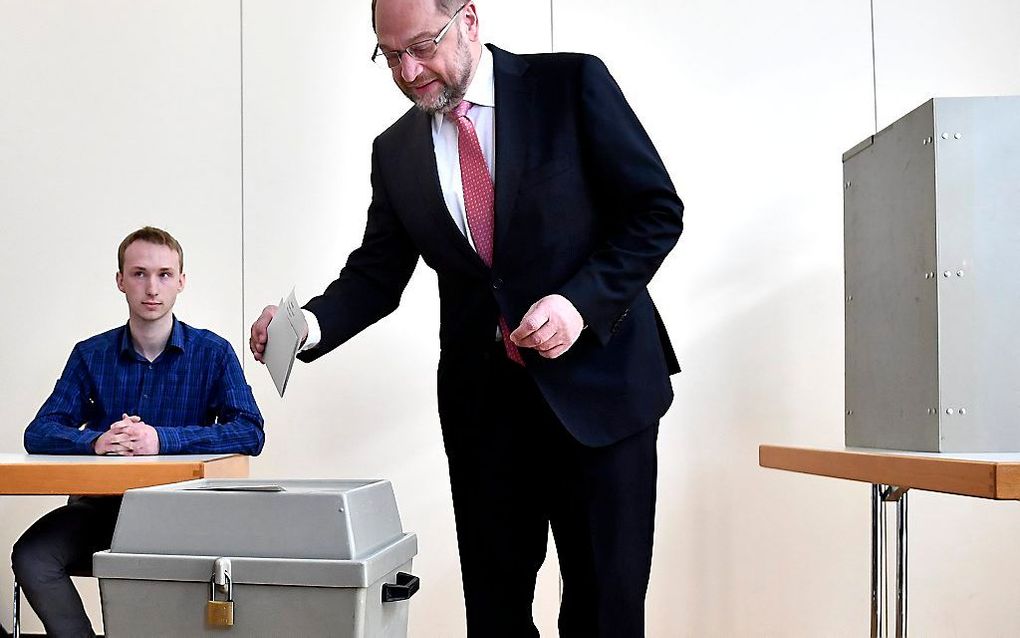 SPD-leider Martin Schulz stemde gisteren in de deelstaat Noordrijn-Westfalen. Hij hoopte hier te winnen, maar hij verloor fors. beeld EPA, Sascha Steinbach