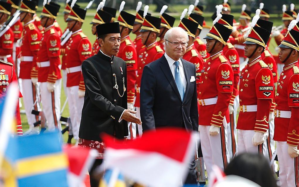 De Zweedse koning Carl Gustaf inspecteert de erewacht in Indonesië. beeld EPA