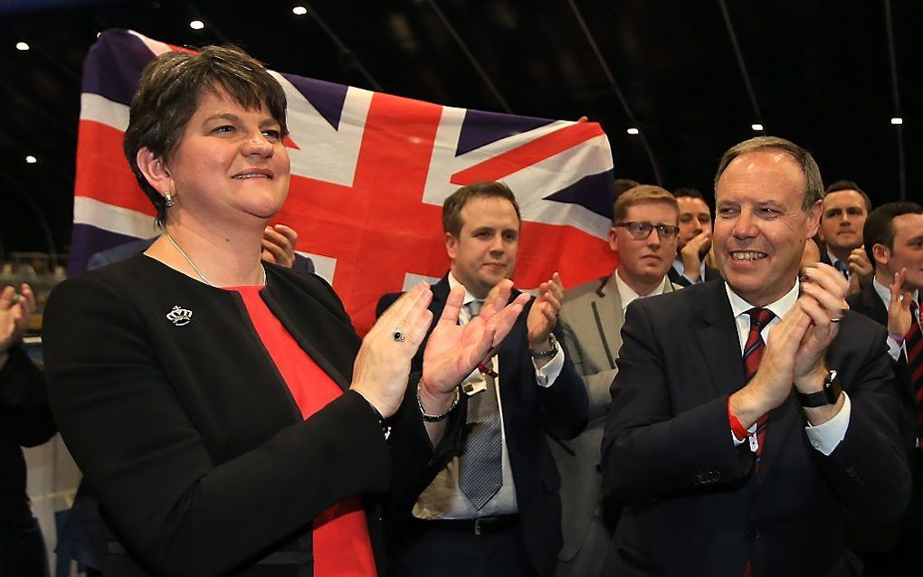 De premier van Noord-Ierland, DUP-leider Arlene Foster (l.), vierde vannacht feest over de groei van het zetelaantal. beeld  EPA, PAUL MCERLANE