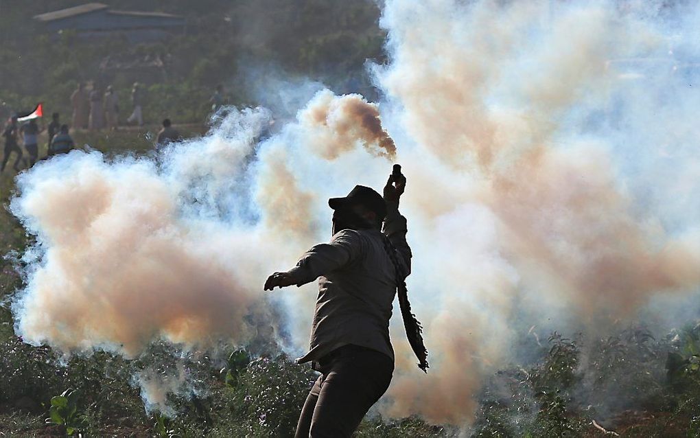 JABALIYA. Palestijnse betogers botsen met Israëlische ordetroepen aan de grens tussen Gaza en Israël. beeld EPA, Noel Celis