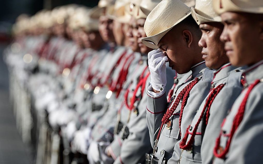 Een militair raakt geëmotioneerd terwijl ze op wacht staan tijdens de 119de onafhankelijkheidsdag op de Filipijnen. beeld EPA