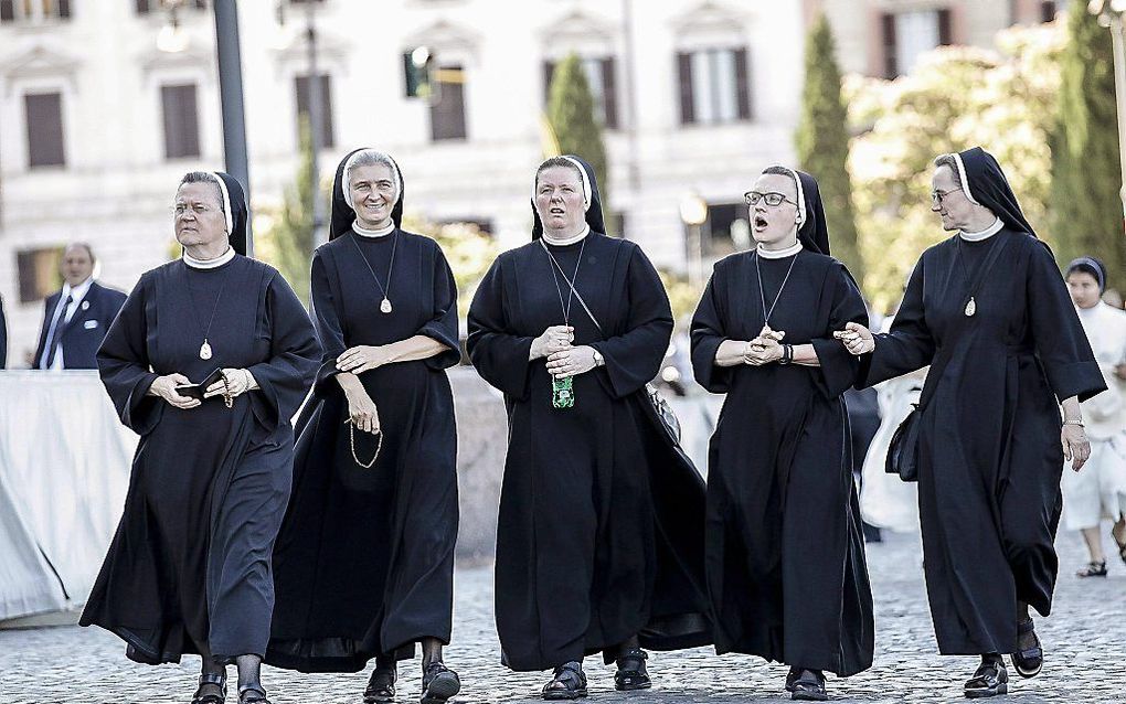 VATICAAN-STAD. Deze nonnen krijgen wellicht het Nederlands koninklijk paar te zien, als dat woensdag bij de paus op bezoek gaat. beeld EPA, Giuseppe Lami