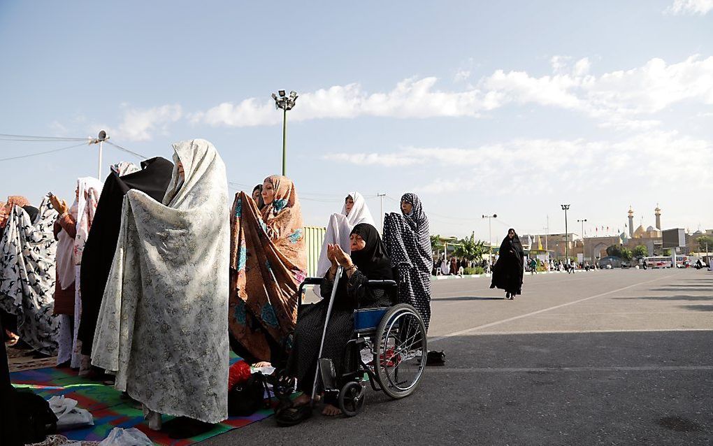 Biddende moslims op straat in Teheran, Iran.  beeld EPA, Abedin Taherkenareh