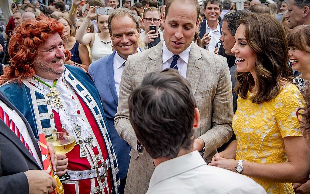 De Britse prins William en zijn vrouw Catherine bezoeken een markt in het Duitse Heidelberg. beeld ANP