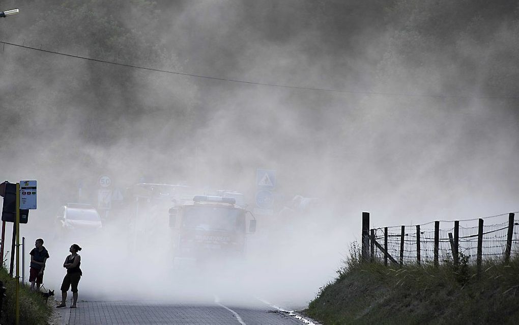 Brandweerlieden bij de brand in de grotten bij het Belgisch grensplaatsje Kanne. beeld ANP