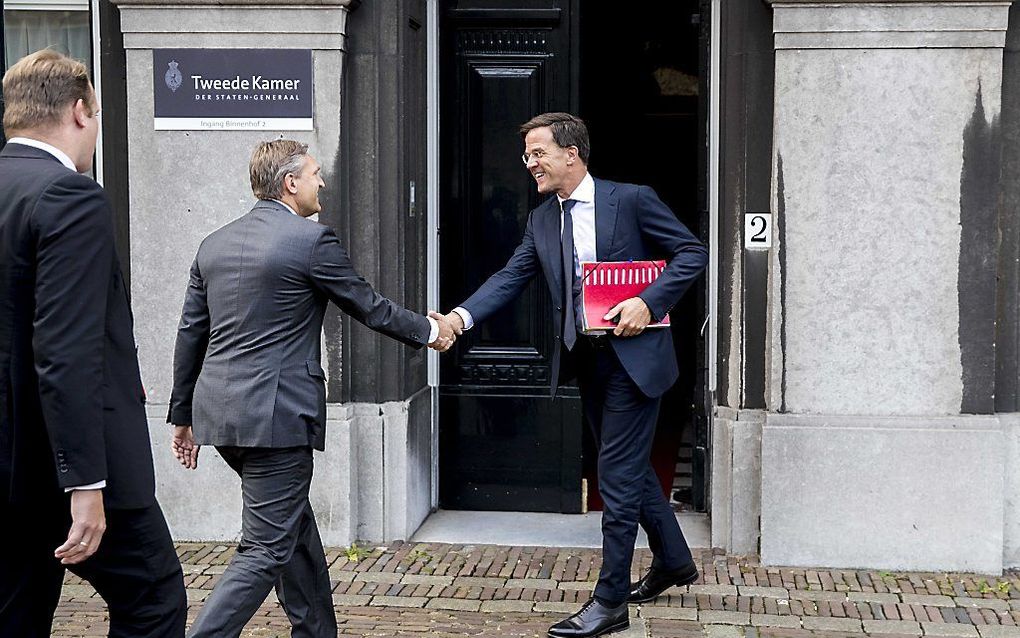 Rutte verwelkomt CDA-onderhandelaars Buma en Heerma. Beeld ANP, Jerry Lampen.