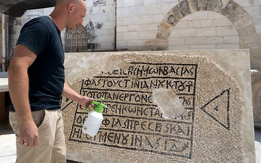 De Israëlische conservator Skulk Freireich bij de gevonden inscriptie. beeld EPA, Jim Hollander