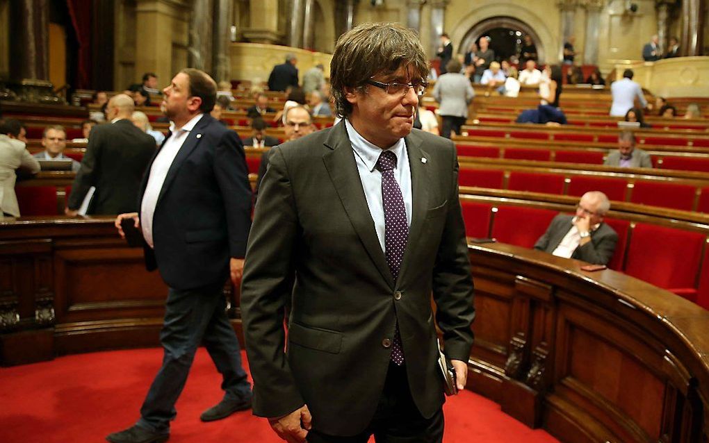 De Catalaanse premier Puigdemont in het parlement. beeld EPA , TONI ALBIR