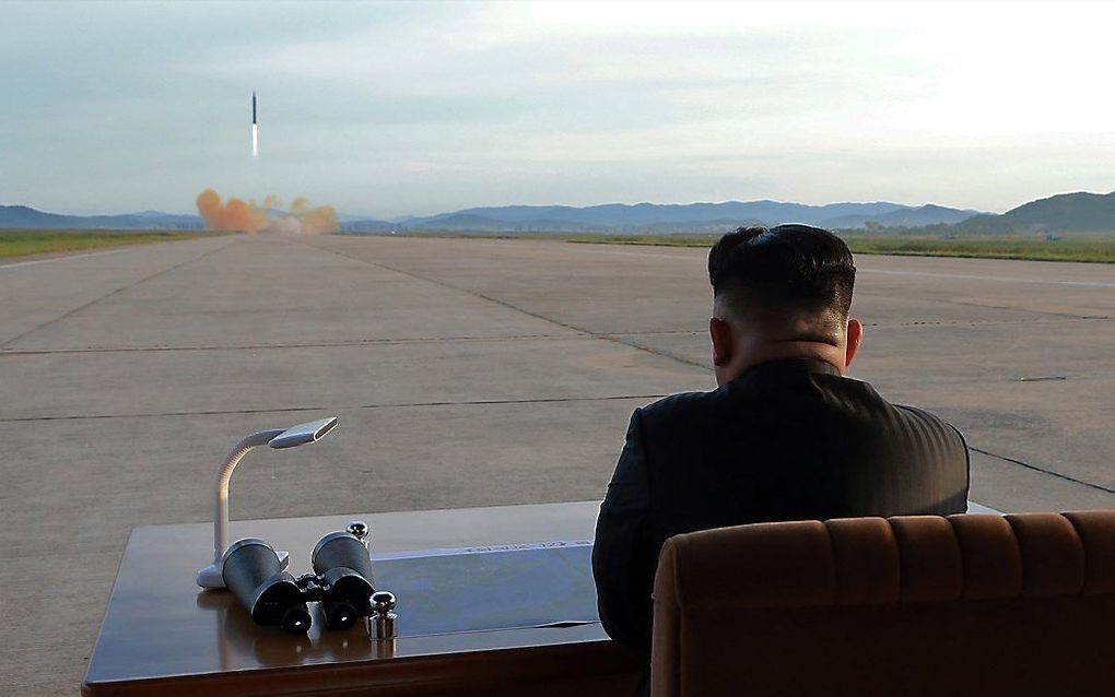 Kim Jong Un woont een raketlancering bij. beeld EPA, KCNA