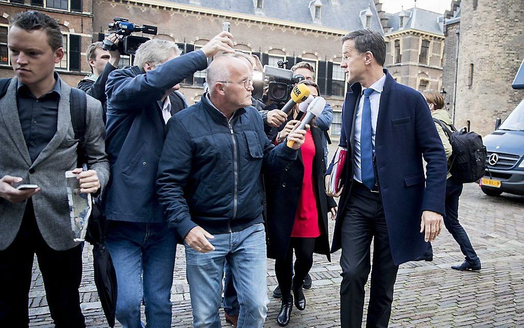 VVD'er Rutte arriveert maandagmorgen op het Binnenhof. De onderhandelingen over het nieuwe kabinet zijn zo goed als afgerond. beeld ANP, Jerry Lampen