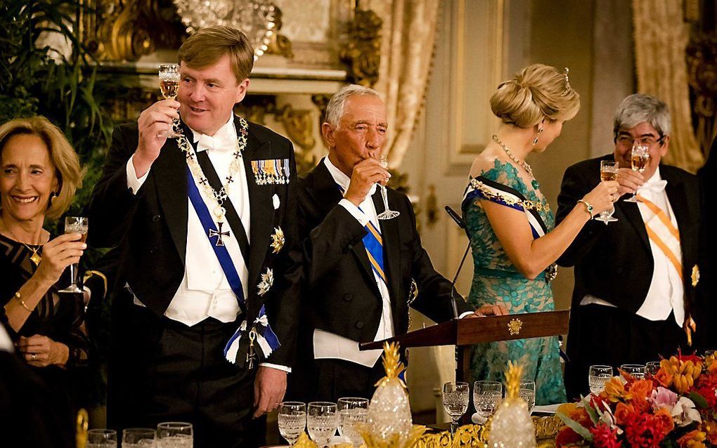 Koning Willem-Alexander en koningin Maxima tijdens het staatsbanket in Lissabon. Het koningspaar brengt een driedaags staatsbezoek aan Portugal. beeld ANP