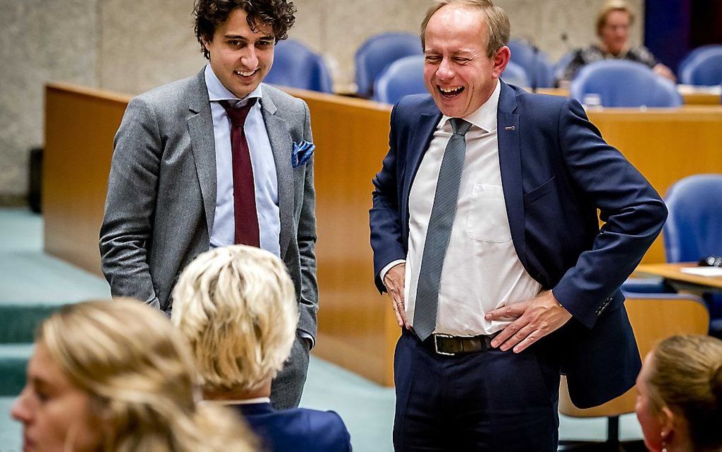 Klaver (l.) en Van der Staaij in gesprek met Wilders. beeld ANP