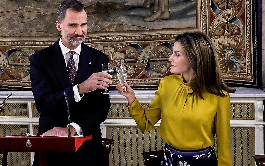 Koning Felipe en koningin Letizia brengen een toost uit tijdens het bezoek van de Palestijnse president Abbas. beeld EPA