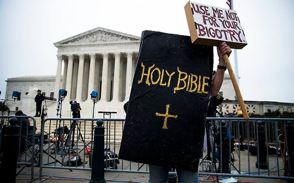 Betogers verzamelen zich dinsdag bij het hooggerechtshof in Washington waar rechters zich bogen over de zaak tegen een bakker die weigerde een taart voor een homopaar te bakken. beeld EPA, Shawn Thew