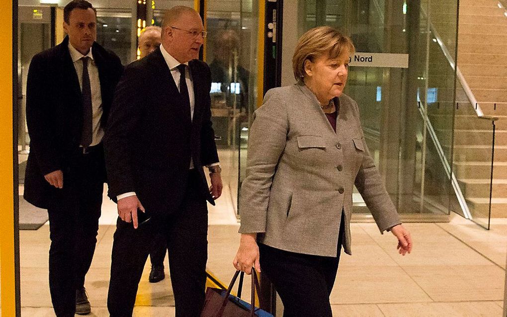 Merkel waarheen? De Duitse bondskanselier op weg naar een aftastend gesprek met de SPD. beeld EPA, OMER MESSINGER