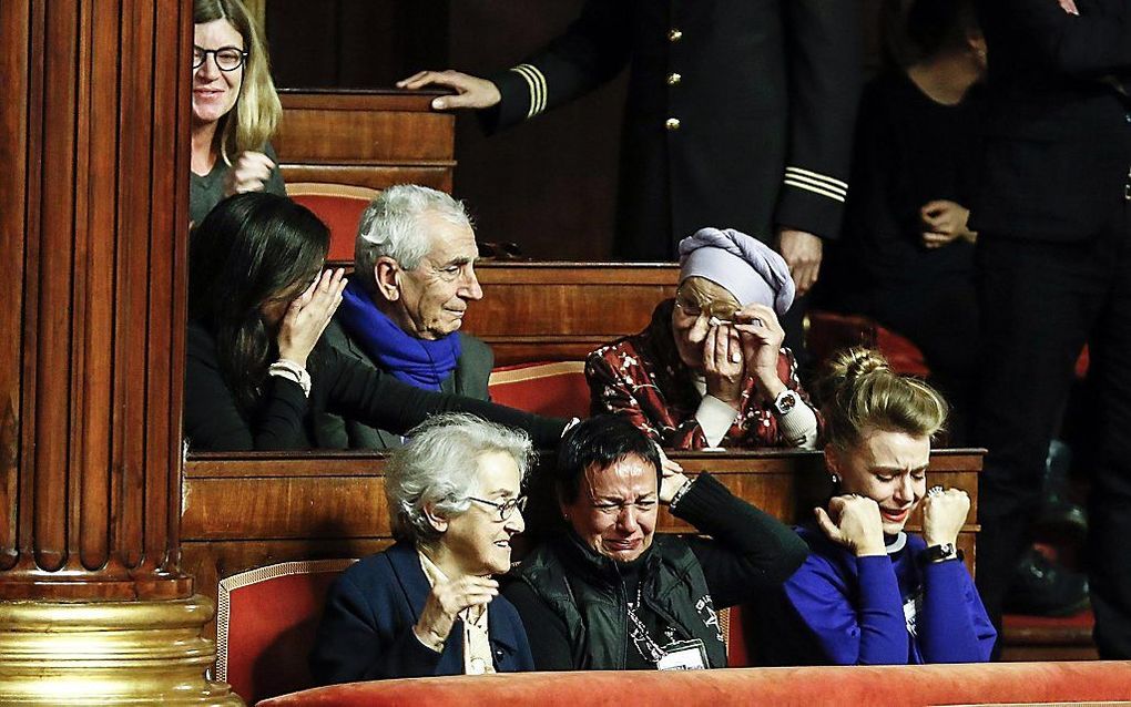 Toeschouwers bij een stemming van een wet over wilsverklaring van patiënten in de Italiaanse senaat reageren donderdag emotioneel als het voorstel wordt aangenomen. beeld EPA, Giuseppe Lami