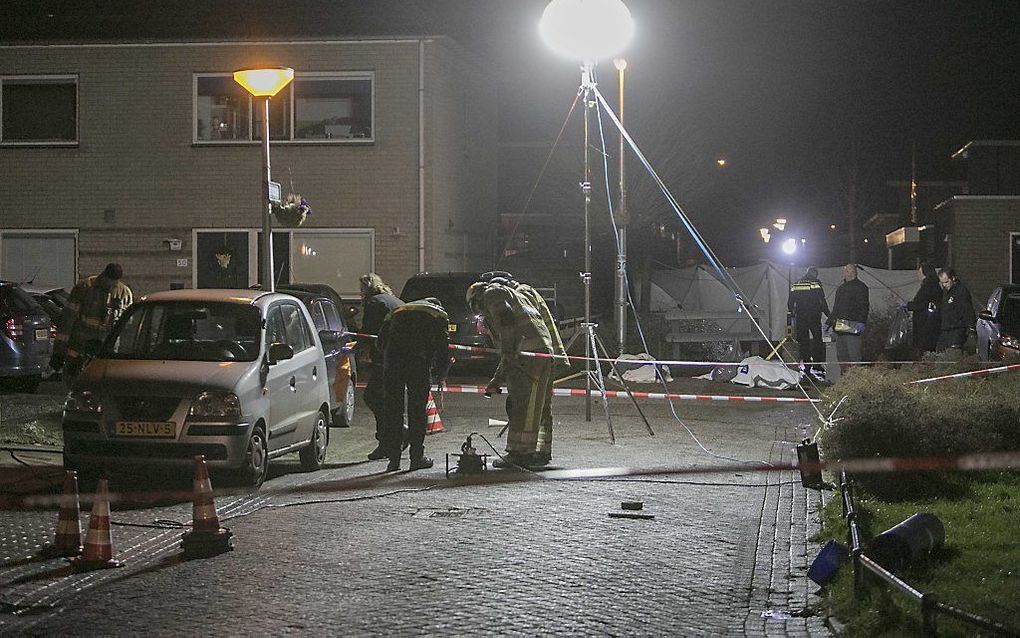 Hulpdiensten doen onderzoek op de plek waar een man om het leven kwam door vuurwerk. beeld ANP