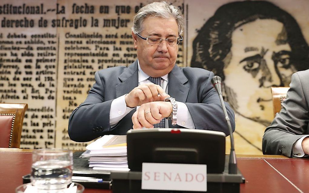 De Spaanse minister van Binnenlandse Zaken Zoido bagatelliseert het politiegeweld tijdens het referendum in Catalonië. beeld EPA, Javier Lizon