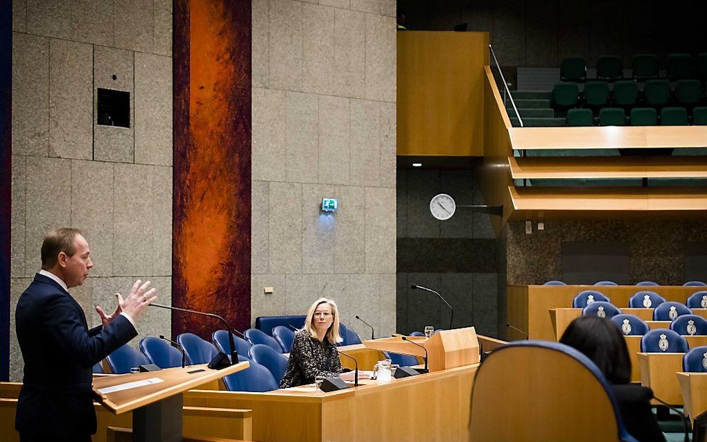 Kees van der Staaij (SGP) en Minister Sigrid Kaag voor Buitenlandse Handel en Ontwikkelingssamenwerking (D66). beeld ANP, Bart Maat