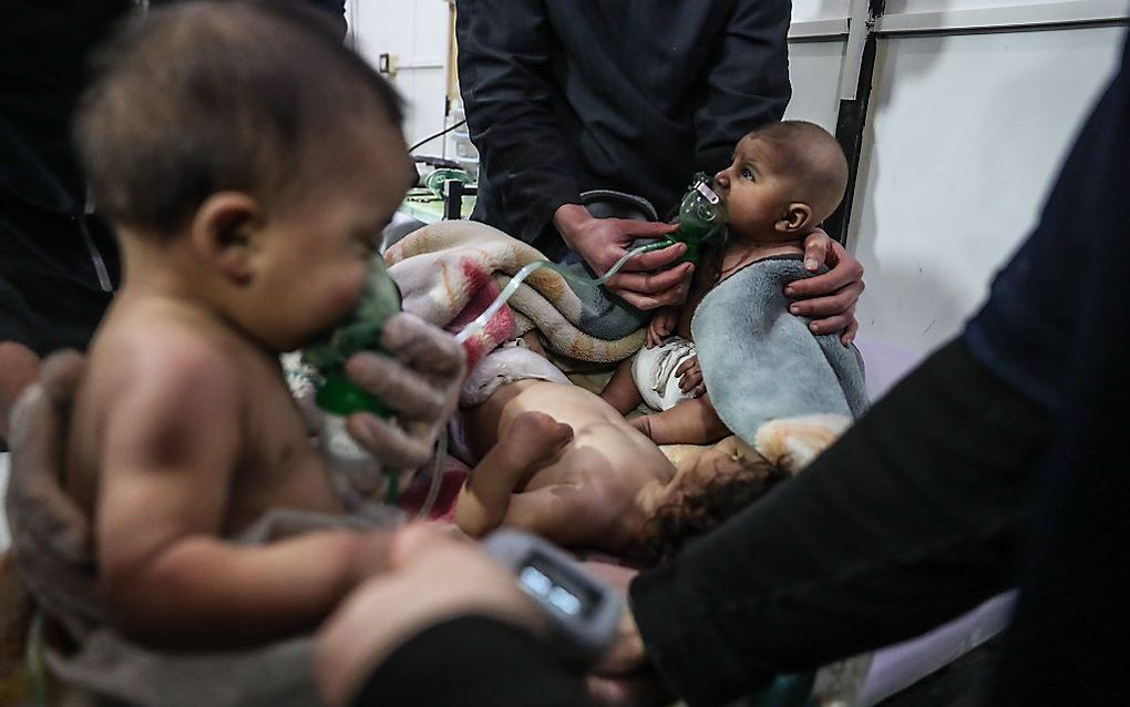 Syrische kinderen krijgen een behandeling na een vermeende gasaanval op een dorp in Oost-Ghouta, zondag. beeld EPA, Mohammed Badra