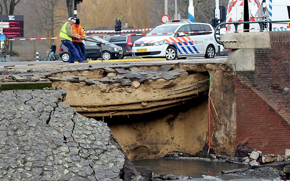 Door een lek is een deel van een kademuur aan het begin van de Nassaukade in Amsterdam ingestort. beeld ANP