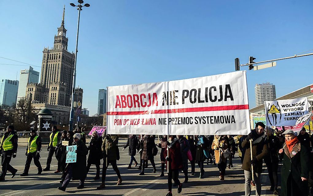 Tegenstanders van aanscherping van de Poolse abortuswetgeving uiten hun ongenoegen in Warschau. beeld EPA, Jakub Kaminski