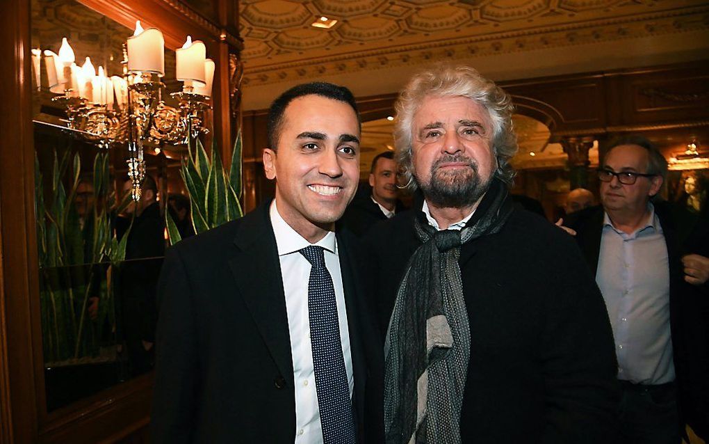 Luigi Di Maio (links) van de Vijfsterrenbewging met Beppe Grillo (rechts) in Rome, maandag. beeld EPA, Alessandro di Meo