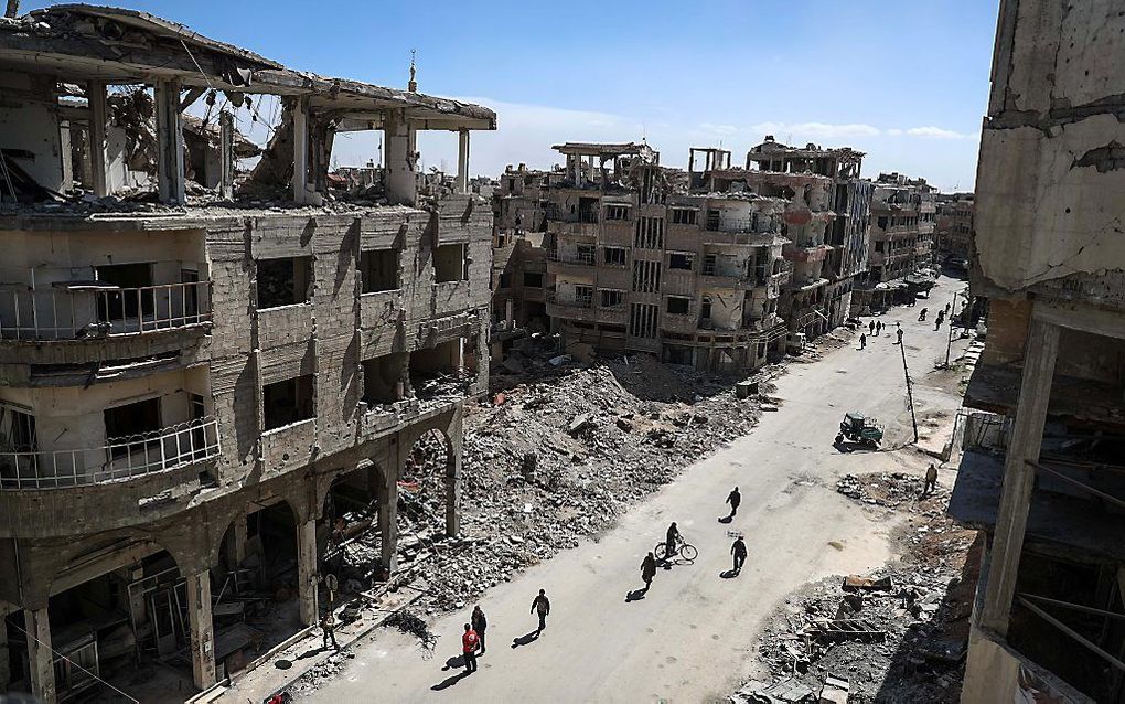 Beeld van de ravage als gevolg van zware beschietingen over en weer  in Douma, dat door rebellen wordt bezet in Oost-Ghouta. Het wordt door het Syrische regeringsleger zwaar bestookt.  beeld EPA, Mohammad Badra