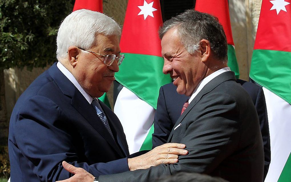 De Jordaanse koning Abdullah (r.) ontving deze week de Palestijnse leider Abbas. Jordanië blijft Amerikaanse hulp genieten, ondanks het verzet tegen de erkenning van Jerzualem als hoofdstad van Israël. beeld  EPA, MOHAMMAD ABU GHOSH