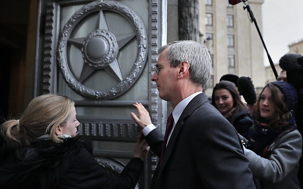 De Britse ambassadeur Laurie Bristow arriveert bij het Russische ministerie van Buitenlandse Zaken in Moskou. beeld EPA