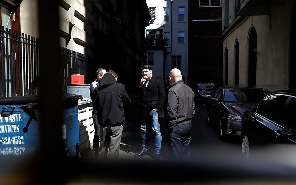 Medewerkers van het Russische consulaat in New York, maandag buiten het gebouw. beeld EPA, Peter Foley